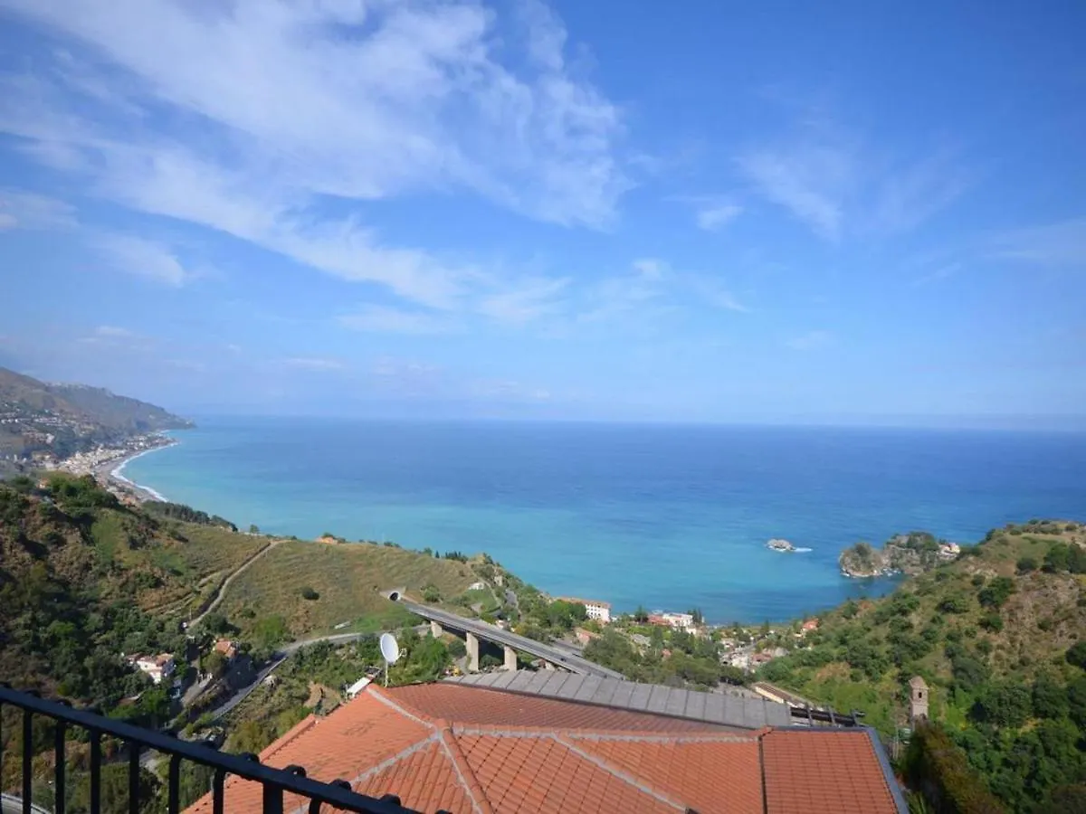 Spacious Apartment In Taormina With Sea View And Balconies Italie