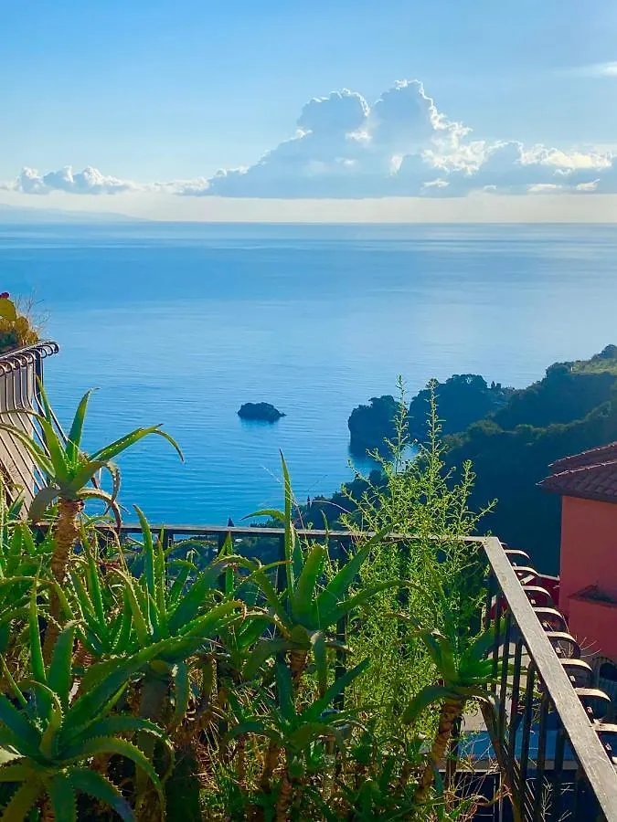 Spacious Apartment In Taormina With Sea View And Balconies Italie