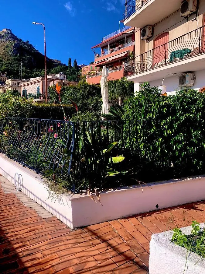 Spacious Apartment In Taormina With Sea View And Balconies Italie