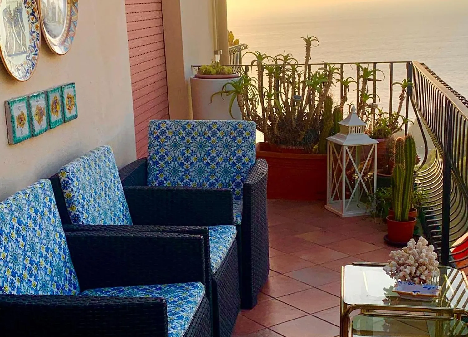 Spacious Apartment In Taormina With Sea View And Balconies 0*,  Italië